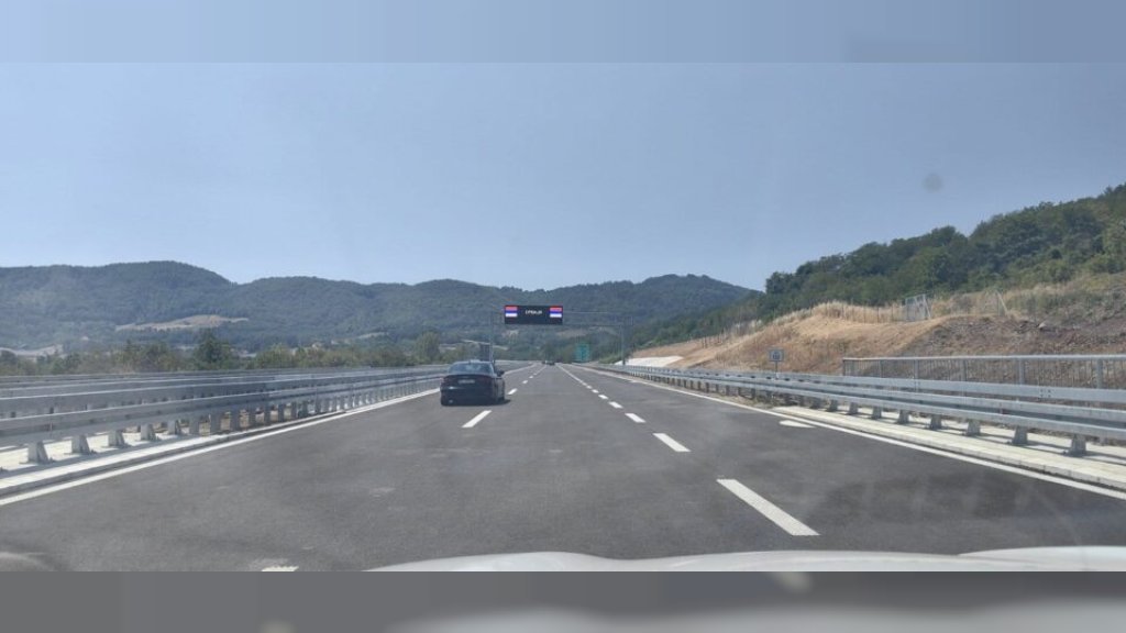DIVLJANJE NA PANČEVAČKOM PUTU: U roku od sat vremena zaustavljeni „BMV” i dva „audija” koji su jurili brzinama do 216 km/h!