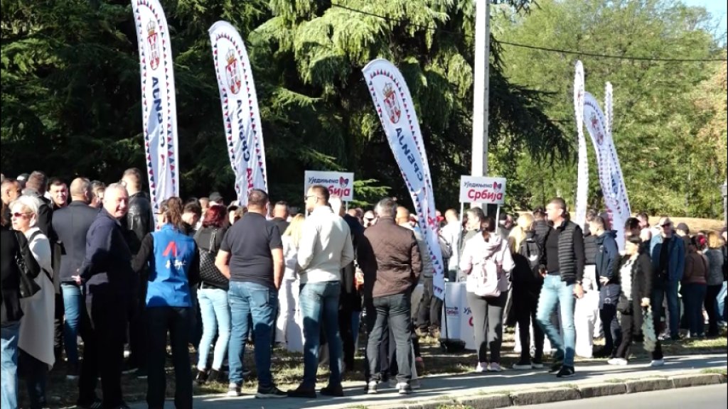 AKTIVISTI SNS-A ORGANIZOVALI ŠTANDOVE U PETROVARADINU: „Samo ujedinjeni možemo da se borimo za Srbiju“