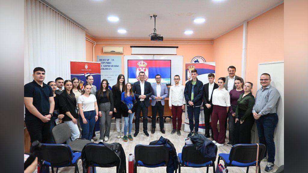 Ministar Milićević u Kikindi razgovarao sa mladima: Dijalog ključ za budućnost