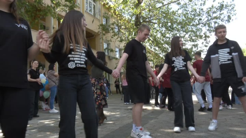 Maturanti sa platoa u Kovačici poslali poruku zajedništva i optimizma