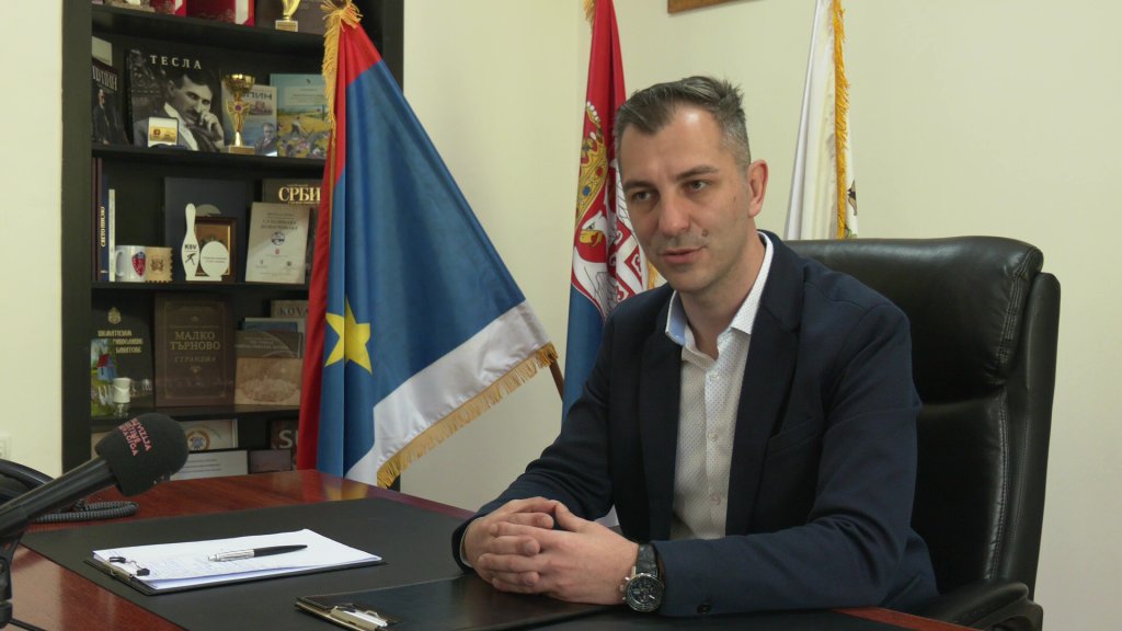 Pored novca, Opština od sada daje i kompakt kolica svakom novorođenčetu