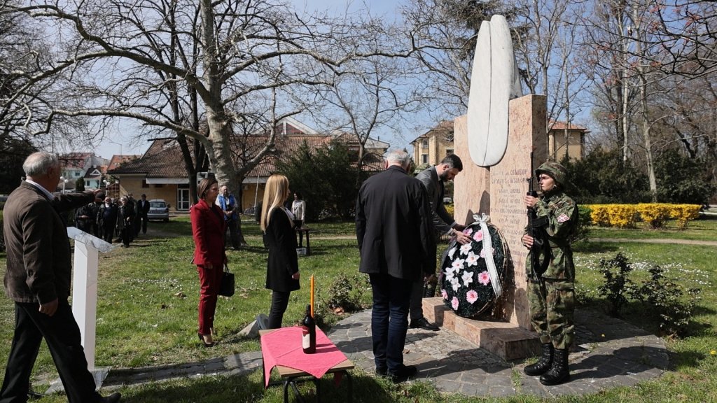 U Vršcu obeleženo 27 godina od NATO agresije - položeni venci kod spomenika 