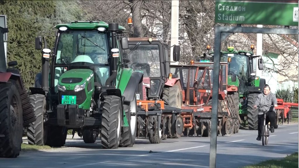 Poljoprivrednici iz Barande učestvovali u akciji ravnjanja atarskih puteva