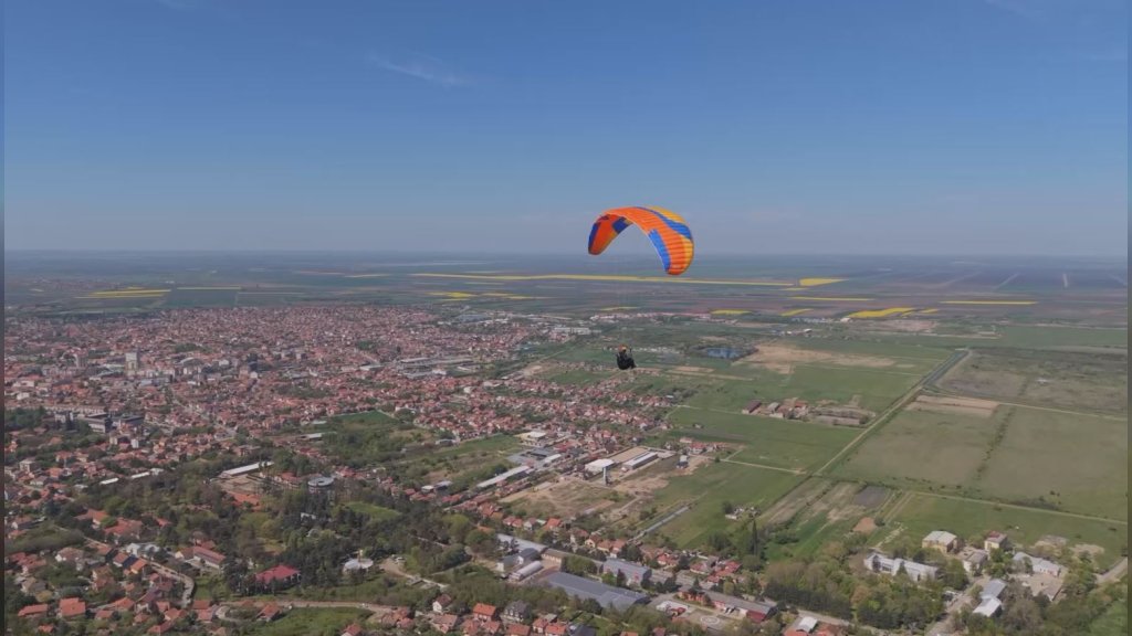 Vršac: Takmičenje u preciznom sletanju paraglajderom okupilo veliki broj učesnika