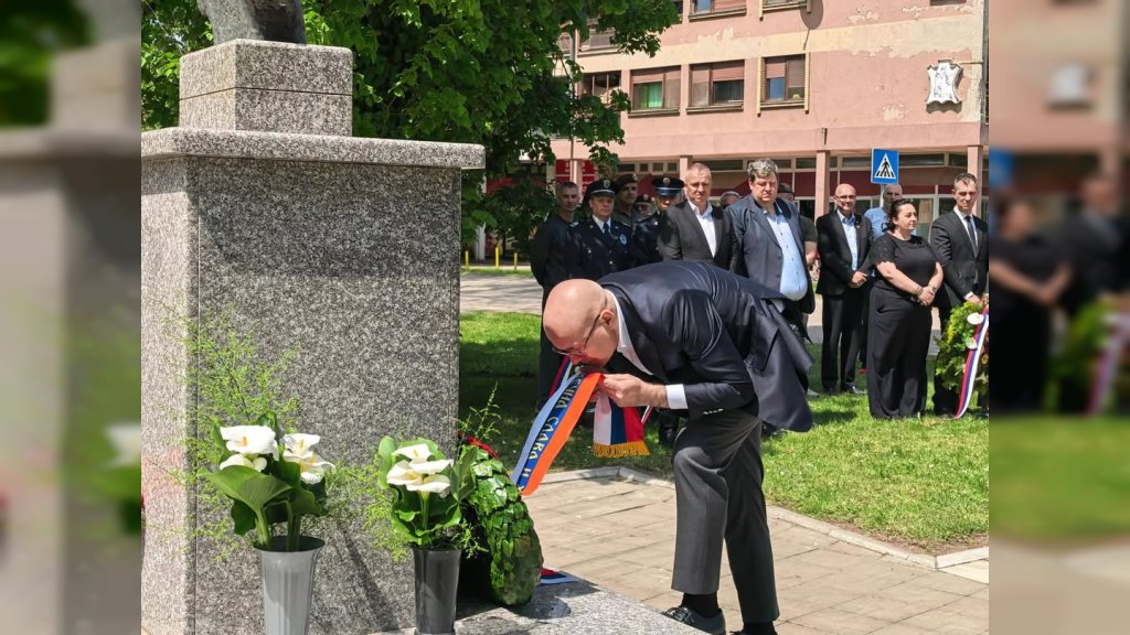Vučević položio venac na spomenik Tiboru Cerni u Debeljači, borcu sa Košara