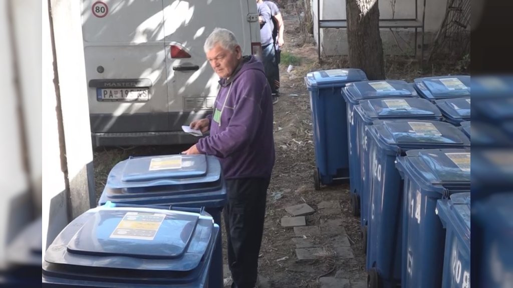 Počela podela plavih kanti za meštane Starčeva