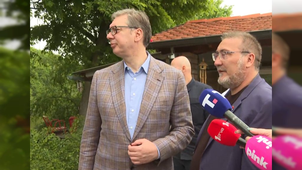 Predsednik Vučić u poseti Sremskom okrugu, u Batrovcima obilazi porodicu Bulatović
