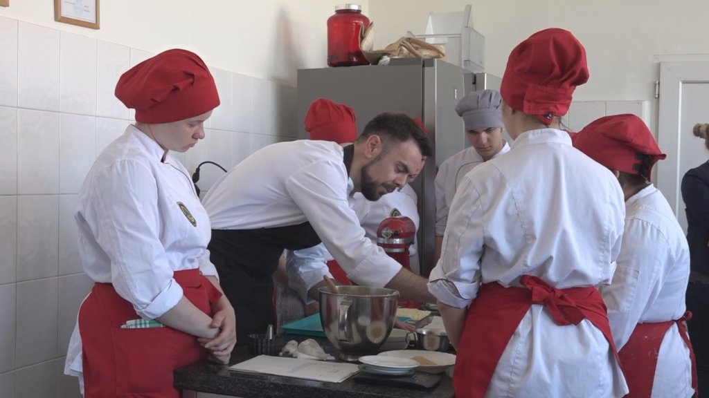 ETŠ „Paja Marganović” ugostila bivšeg učenika: Master klas Dejana Veljina o savremenim princes krofnama