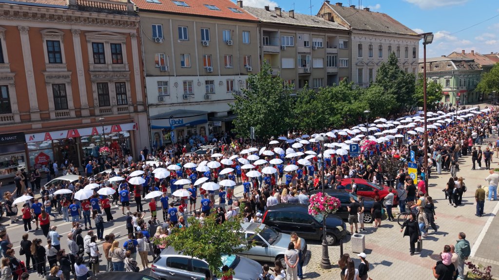 Vršac: Maturanti plesali na Tgu pobede
