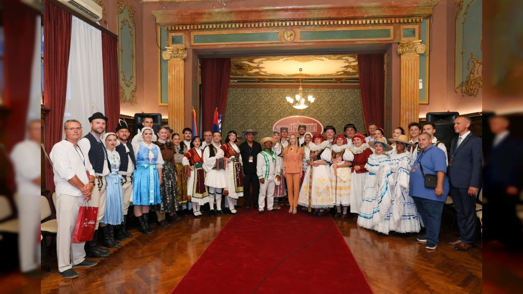 Gradonačelnica Vršca Dragana Mitrović priredila prijem za predstavnike ansambala učesnika 27. Međunarodnog festivala folklora „Vršački venac“