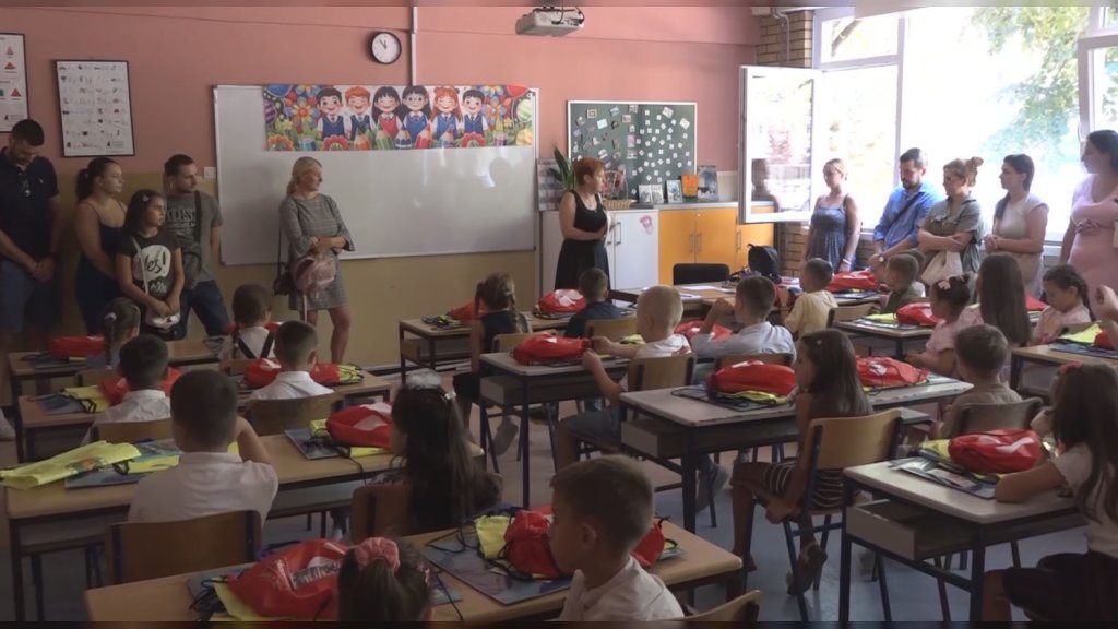 Novo poglavlje za 120 prvaka OŠ „Mika Antić“: Prvi put u školskim klupama