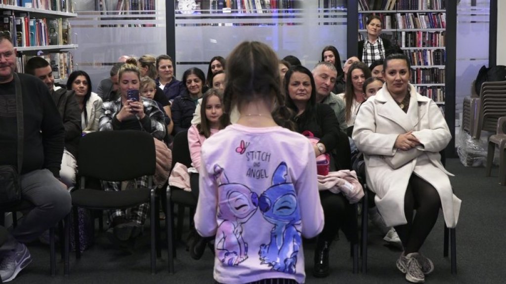 „Pesnici vesnici“ okupili 16 malih autora u Novoj Pazovi