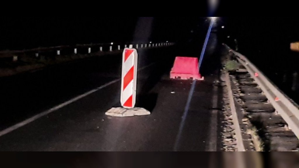 PAŽLJIVO NA NADVOŽNJAKU KA VOJKI Ograđena udarna rupa na vrhu nadvožnjaka