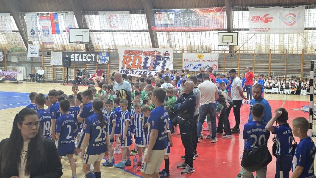 Više stotina malih fudbalera nagrađeno medaljama i peharima 