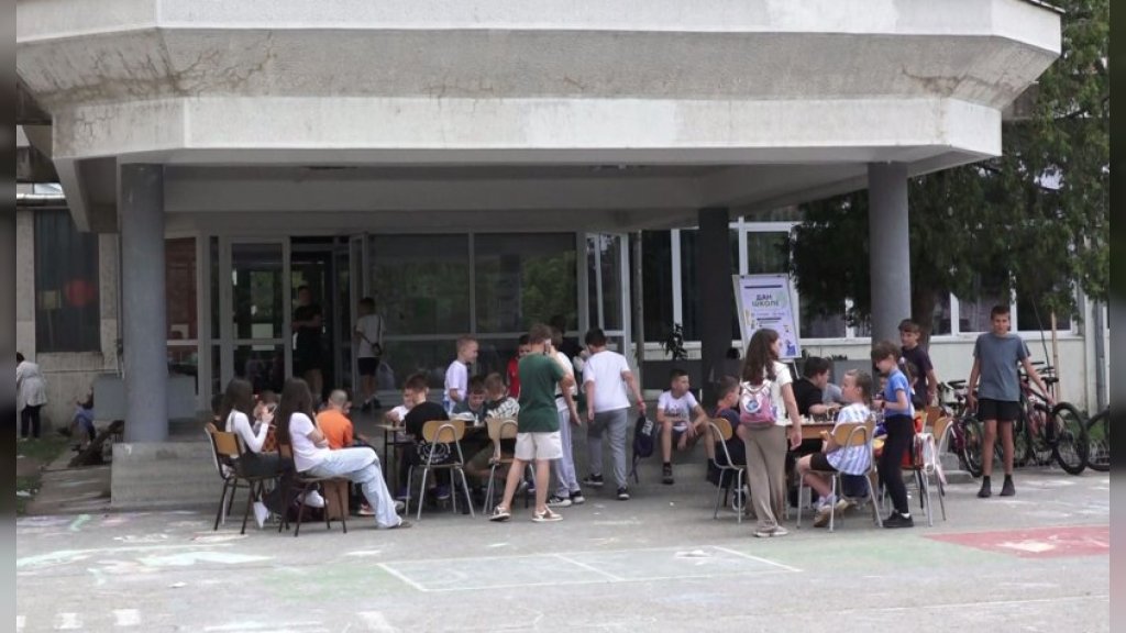 Dan škole u Novoj Pazovi uz šah, pesmu i osmehe učenika