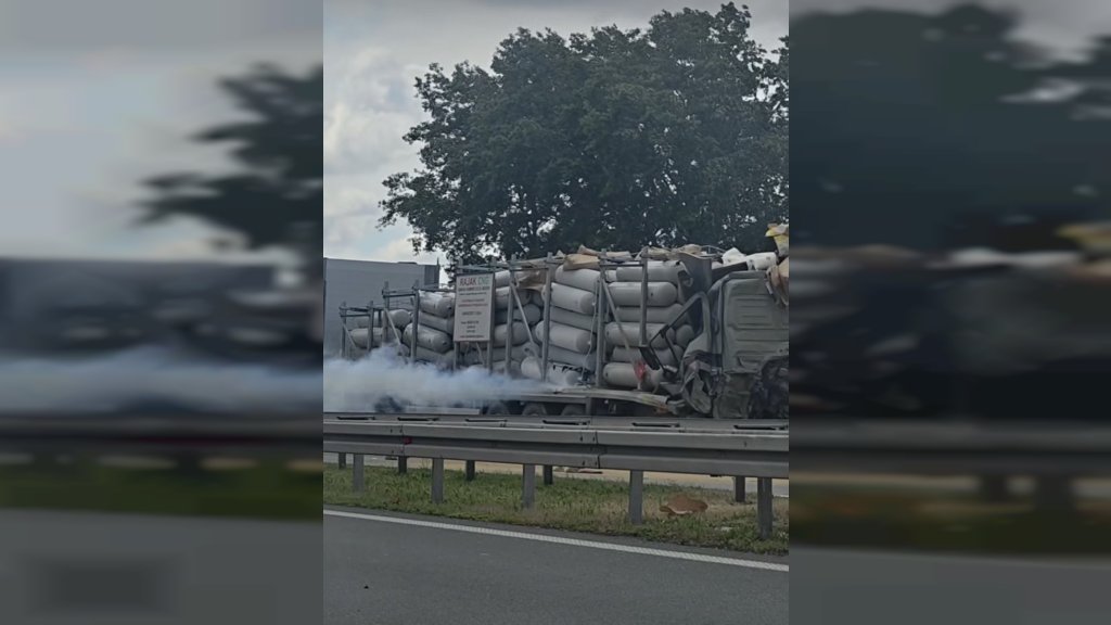 Sudar dva kamiona na auto-putu kod Stare Pazove, saobraćaj obustavljen zbog curenja gasa