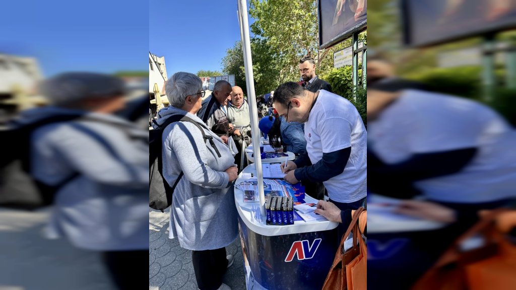 Štandovi SNS-a i ovog četvrtka na ulazu u zelenu pijacu u Staroj Pazovi