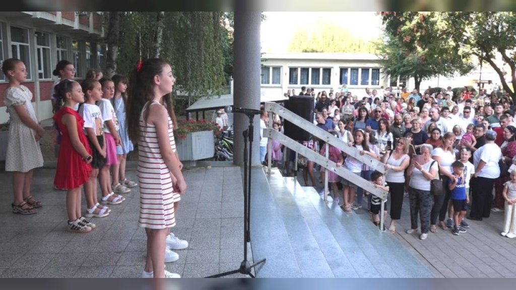 Crveni tepih, pesma i osmesi: 170 prvaka svečano dočekano u Novopazovačkoj školi
