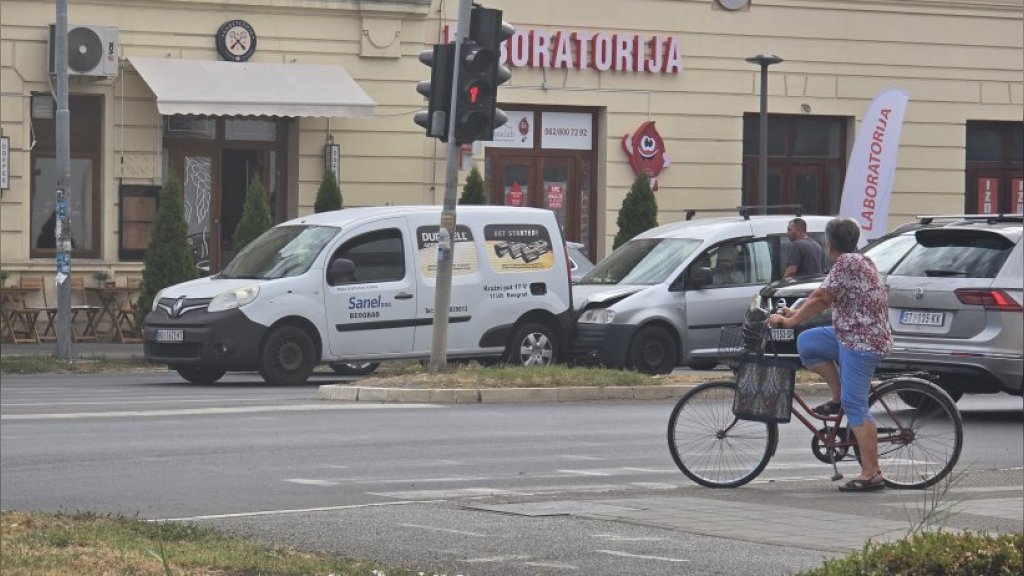 Zbog malog sudara u centru Stare Pazove gužva u saobraćaju