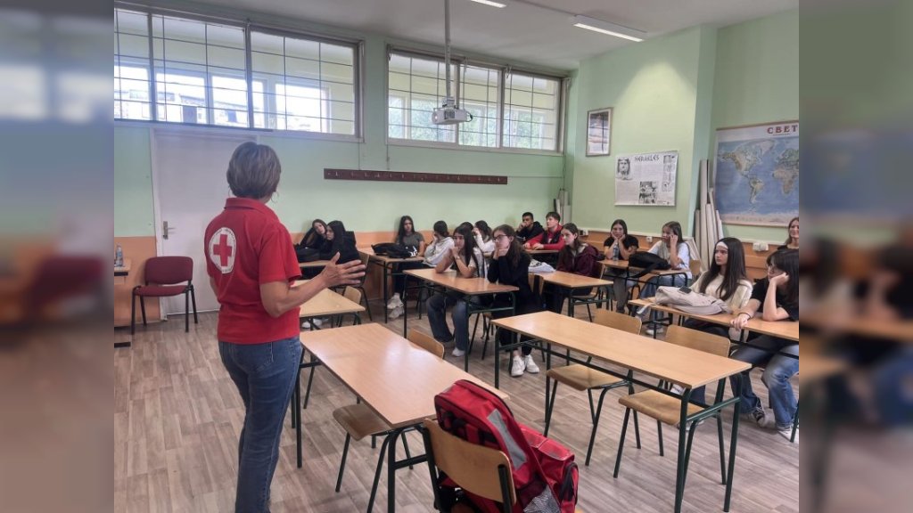 Crveni krst održao predavanje u ETŠ na temu epilepsije, holesterola i nesvestice