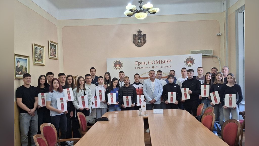NAJPERSPEKTIVNIJIM SPORTISTIMA GRADA URUČENI UGOVORI O DODELI GODIŠNjIH  STIPENDIJA