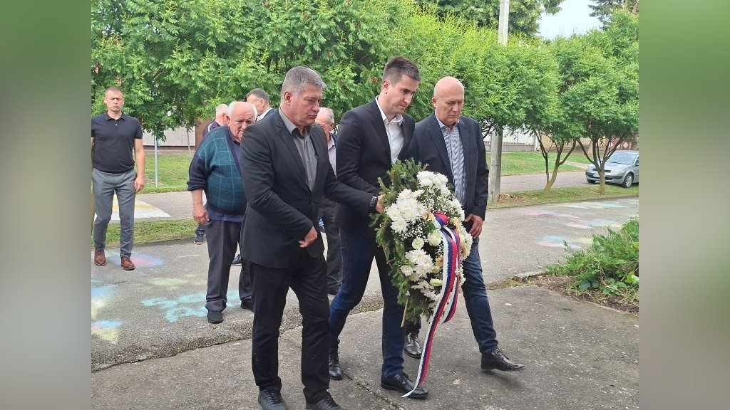 DELEGACIJA GRADA POLOŽILA VENCE NA SPOMEN-OBELEŽJA U NASELjENOM MESTU ALEKSA ŠANTIĆ