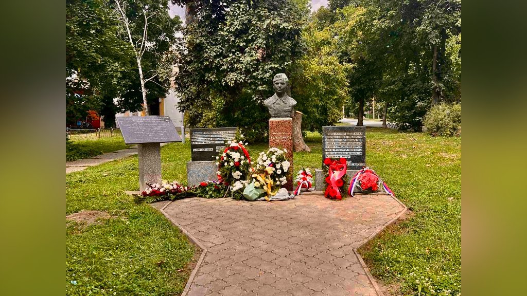 POLAGANjEM VENACA ODATA POŠTA NARODNIM HEROJIMA