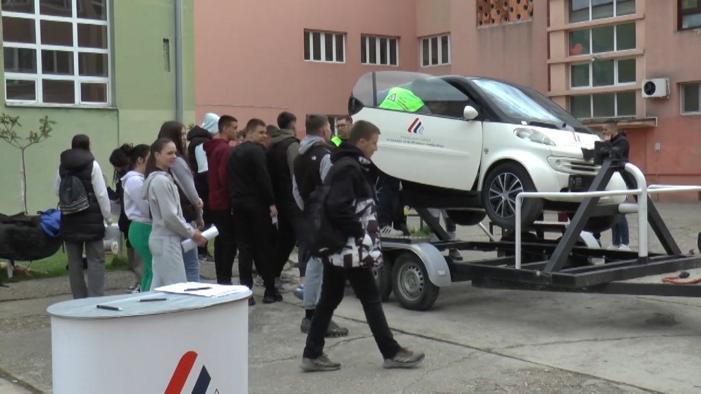 Tribina za srednjoškolce pod nazivom „Na maturu bez automobila”