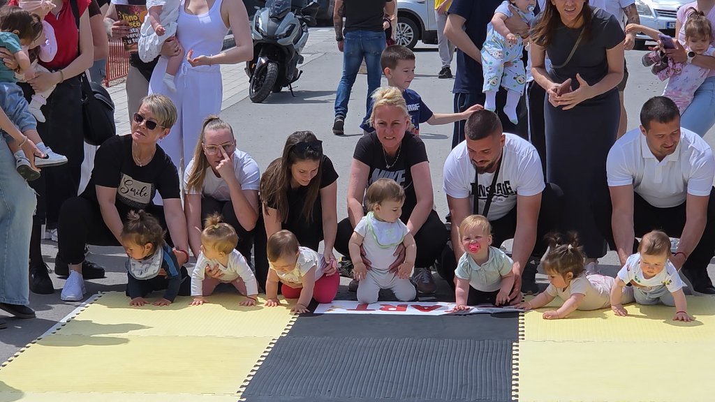 Bebi trke u Ritejl parku Vrbas