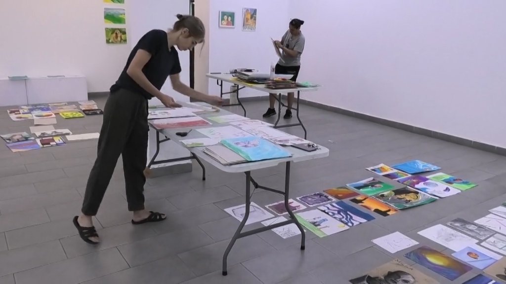 Mladi polaznici likovnih škola izlažu u galeriji
