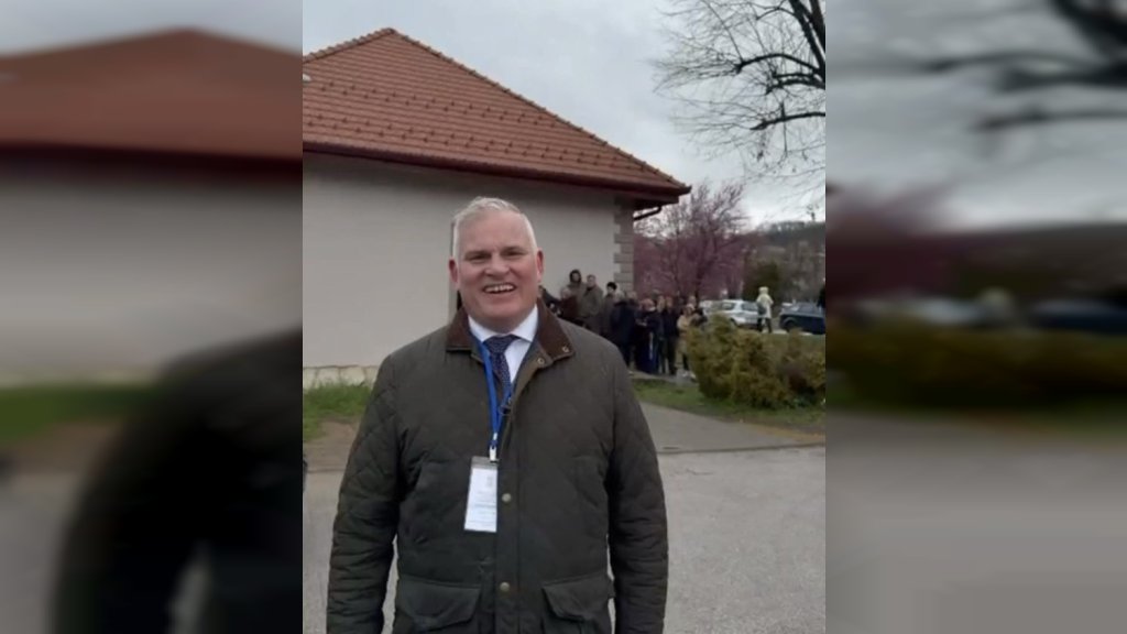 Američki posmatrač šokiran blokaderima koji šire STRAH! Sa druge strane oduševljen je Sevojnom i organizacijom izbornog procesa!