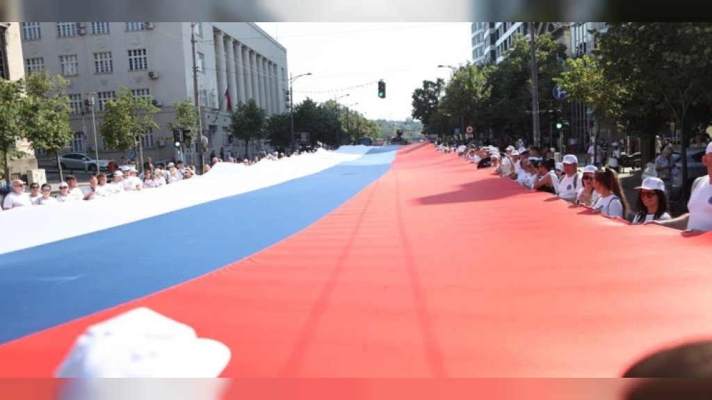 Ovaj trenutak su svi čekali: Razvijena srpska zastava teška jednu tonu na skupu "Srbija jedna porodica"