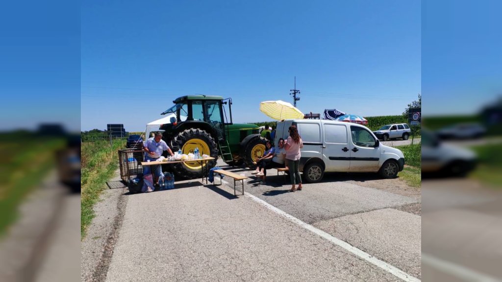 Meštani Neština i Vizića ne odustaju: Blokada puta i graničnog prelaza traje do daljeg
