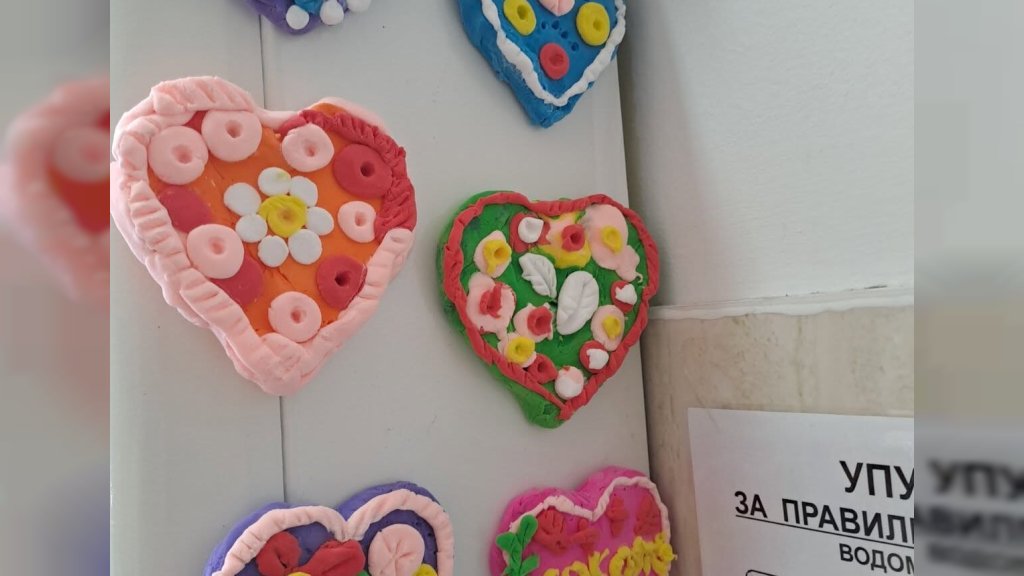 Kreativnost ne poznaje godine: U Gerontološkom centru izrađivani ukrasni magneti