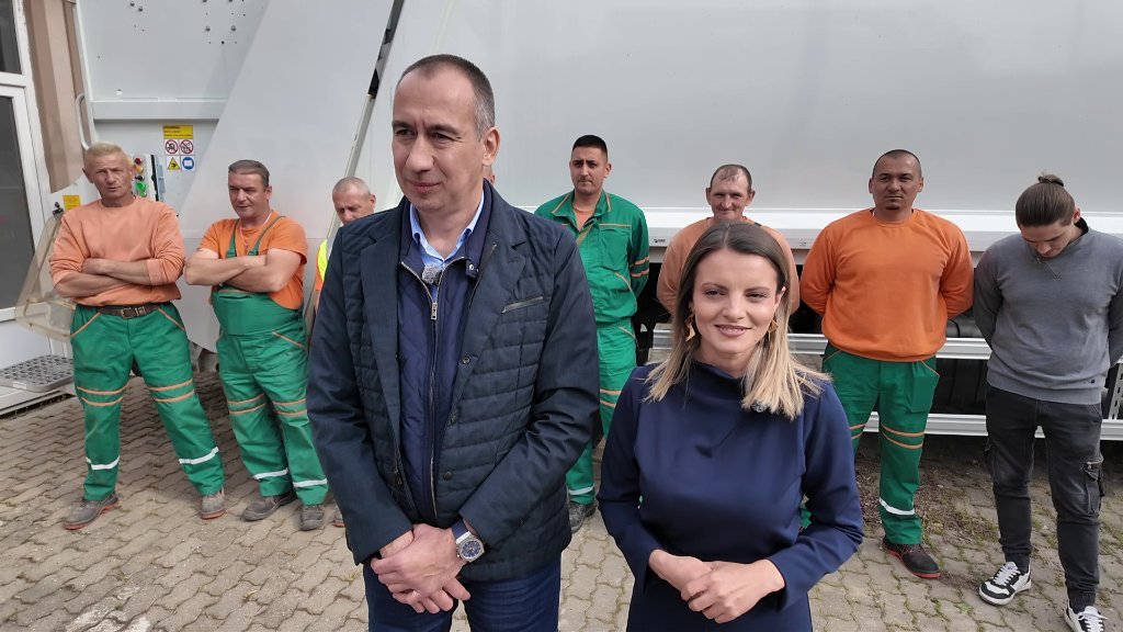 Óbecse új szemétszállító teherautót kapott