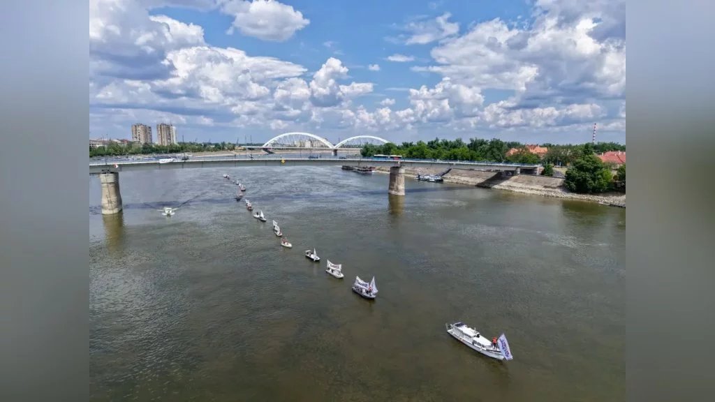 SPEKTAKULARNO! Novi Sad obeležio DAN POBEDE kako dolikuje! Desetine čamaca uz poruku „SRBIJA POBEĐUJE” prodefilovalo Dunavom