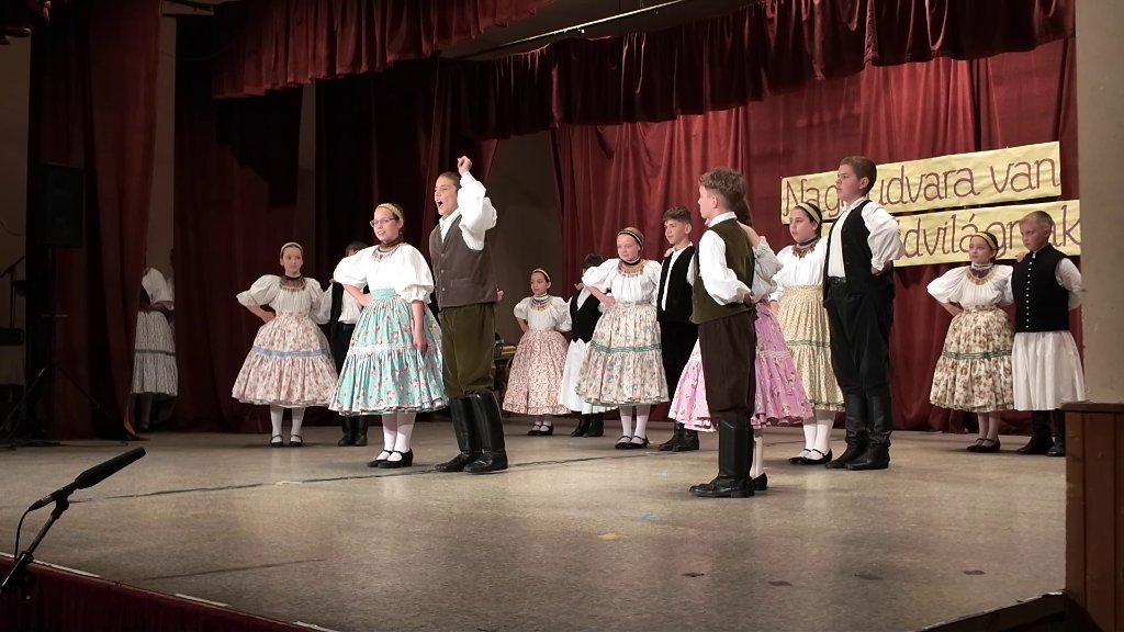 Pesmom i igrom čuvaju tradiciju – oko 180 dece na sceni u Bečeju