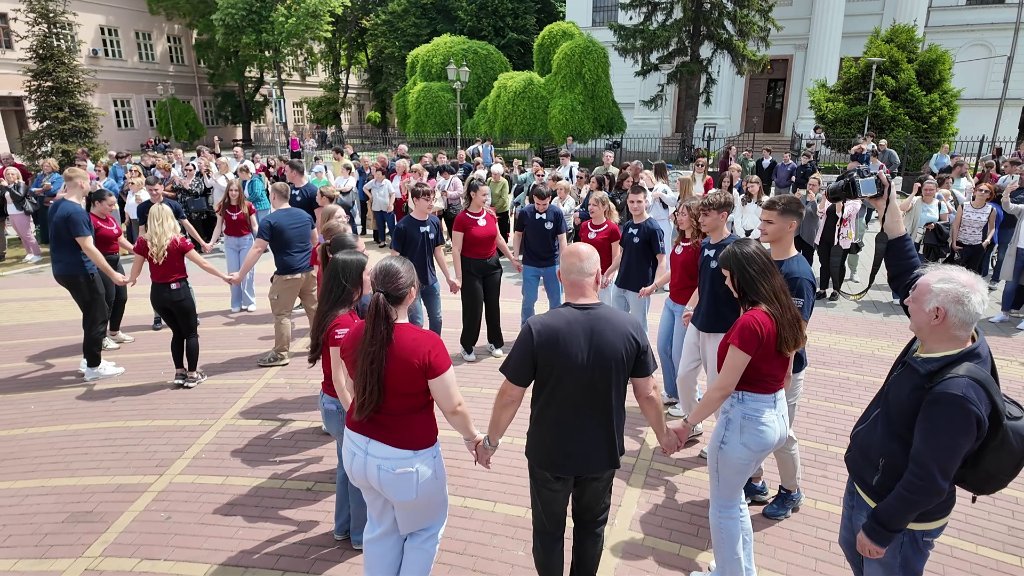 Maturanti zaplesali u centru Bečeja