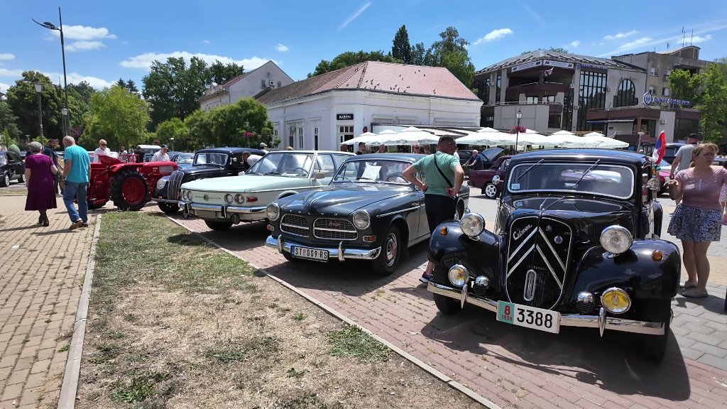 Oko 250 vozila na međunarodnom susretu oldtajmera u Bečeju