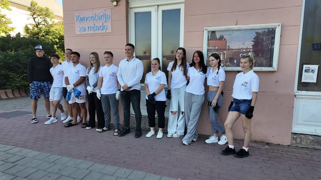Mladi zajedno uređuju centar Bečeja