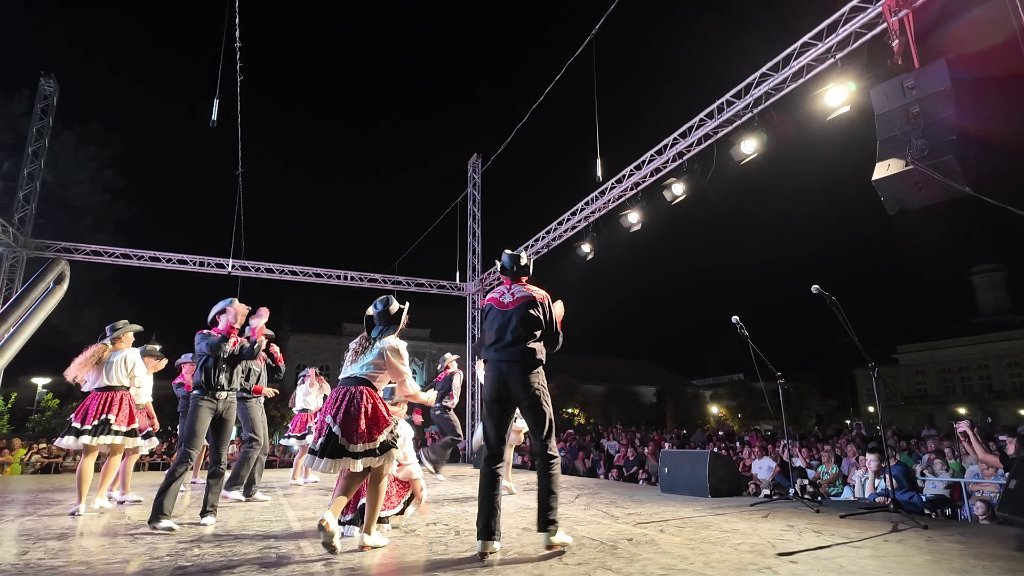 Kaubojski ples i rumunska tradicija oduševili posetioce 11. „Bečej folk festa”