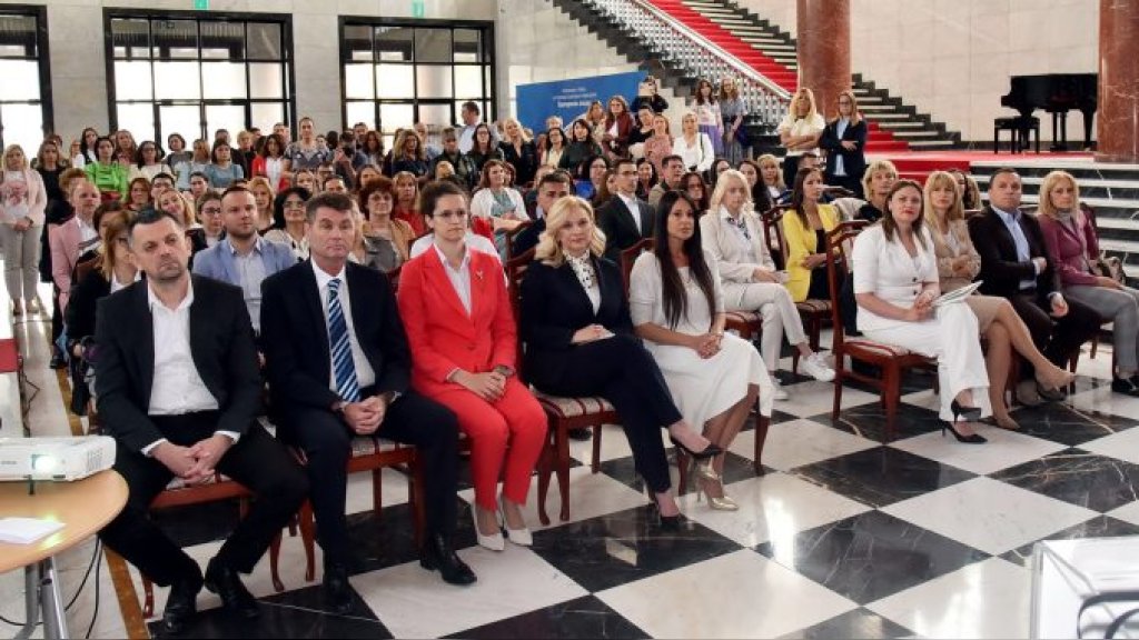 Brojne škole iz Srema dobile nagradu u okviru programa „Za čistije i zelenije škole u Vojvodini“