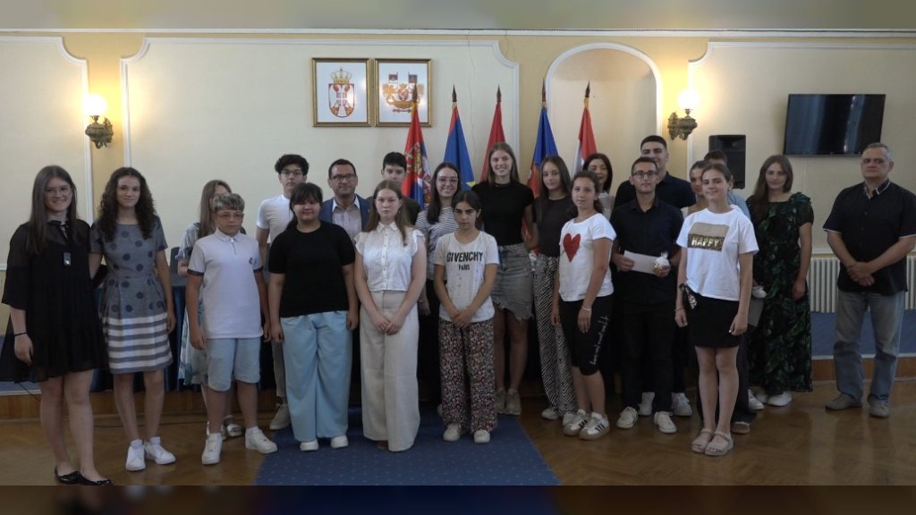 U Gradskoj kući nagrađeni đaci generacije osnovnih i srednjih škola