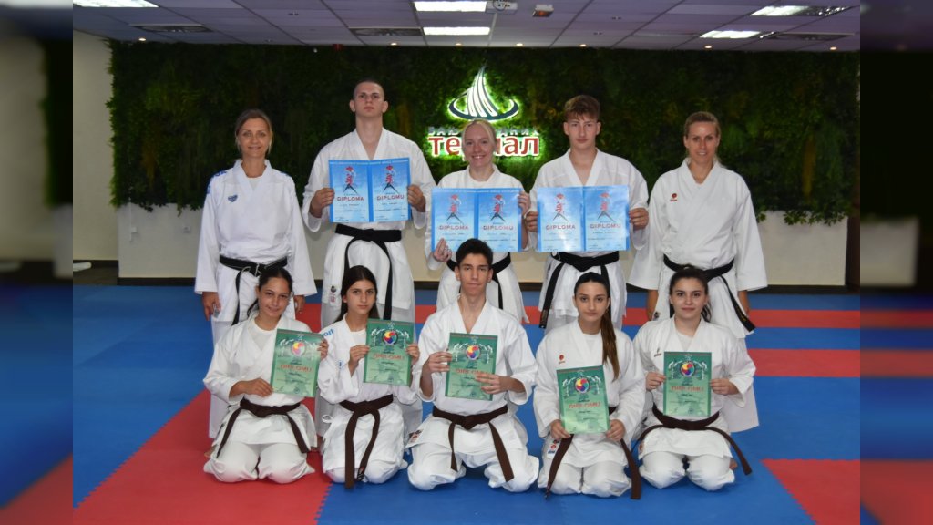 Osam članova Karate kluba “Feniks” steklo viša karate zvanja, mladi takmičari na kampu u Apatinu