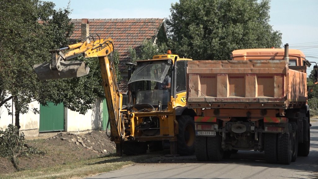 U Mokrinu u toku izgradnja pešačke staze i rekonstrukcija Doma omladine