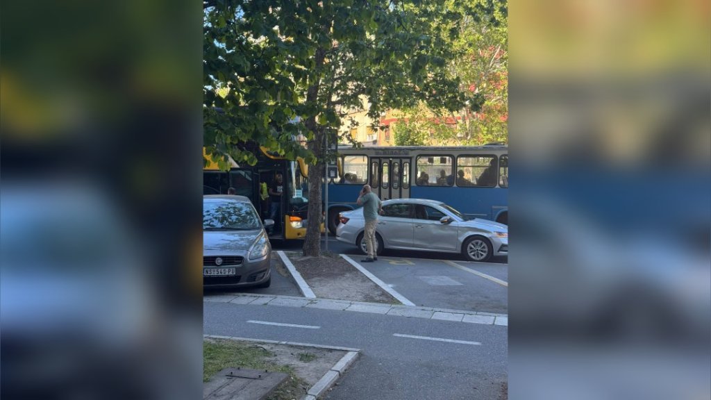 POZIVAJU NA ODGOVORNOST, A BEŽE! Autobus blokadera Jaćimovića udario vozilo, pa pokušao da napusti lice mesta!