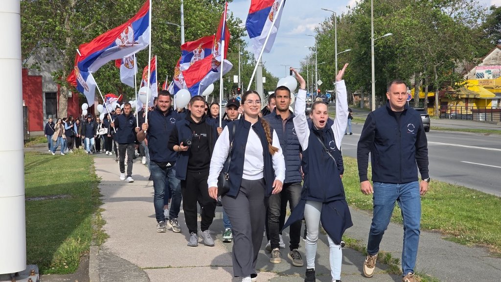 Mladi aktivisti u Zrenjaninu pružili podršku politici Aleksandra Vučića