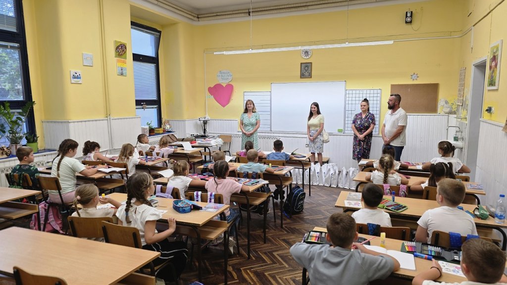 Školski pribor za 240 đaka prvaka