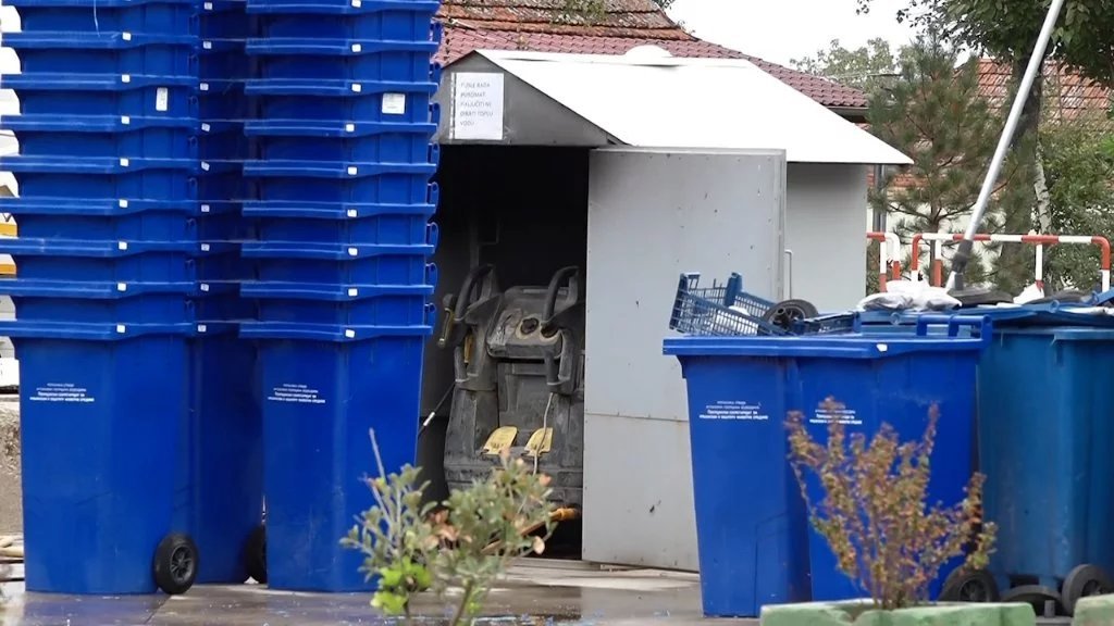Podela plavih kanti u Starom Žedniku od četvrtka