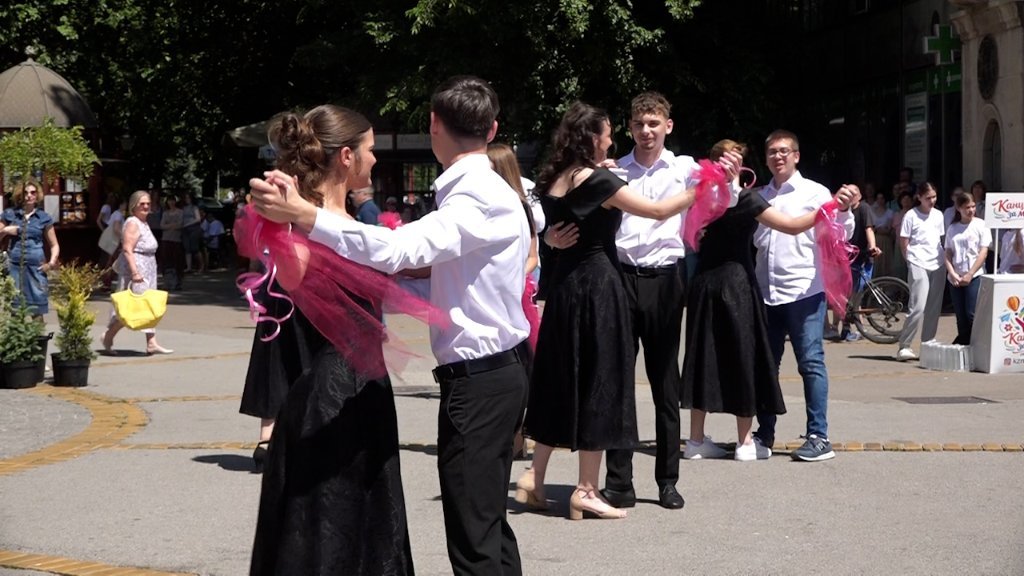 Maturskim plesom svečano obeležili kraj srednje škole